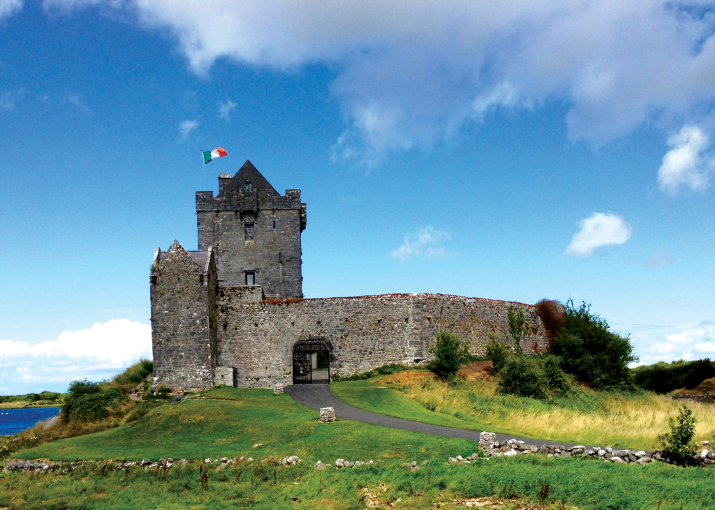 Dunguaire_Castle,_Galway,_Ireland
